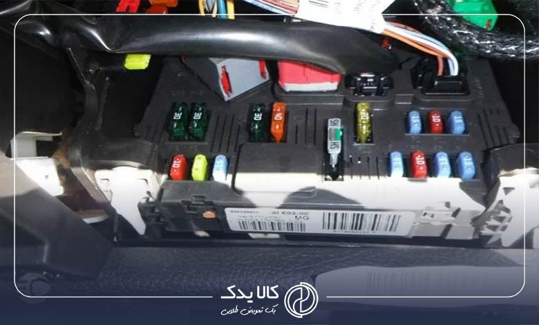 محل قرارگیری جعبه فیوز 206
